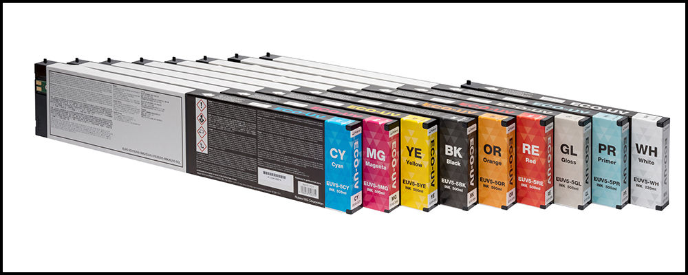 A Roland DG ECO-UV EUV5 festékkazetták teljes választéka, lépcsőzetes elrendezésű cián, magenta, sárga, fekete, narancs, piros, lakk, alapozó és fehér színekkel