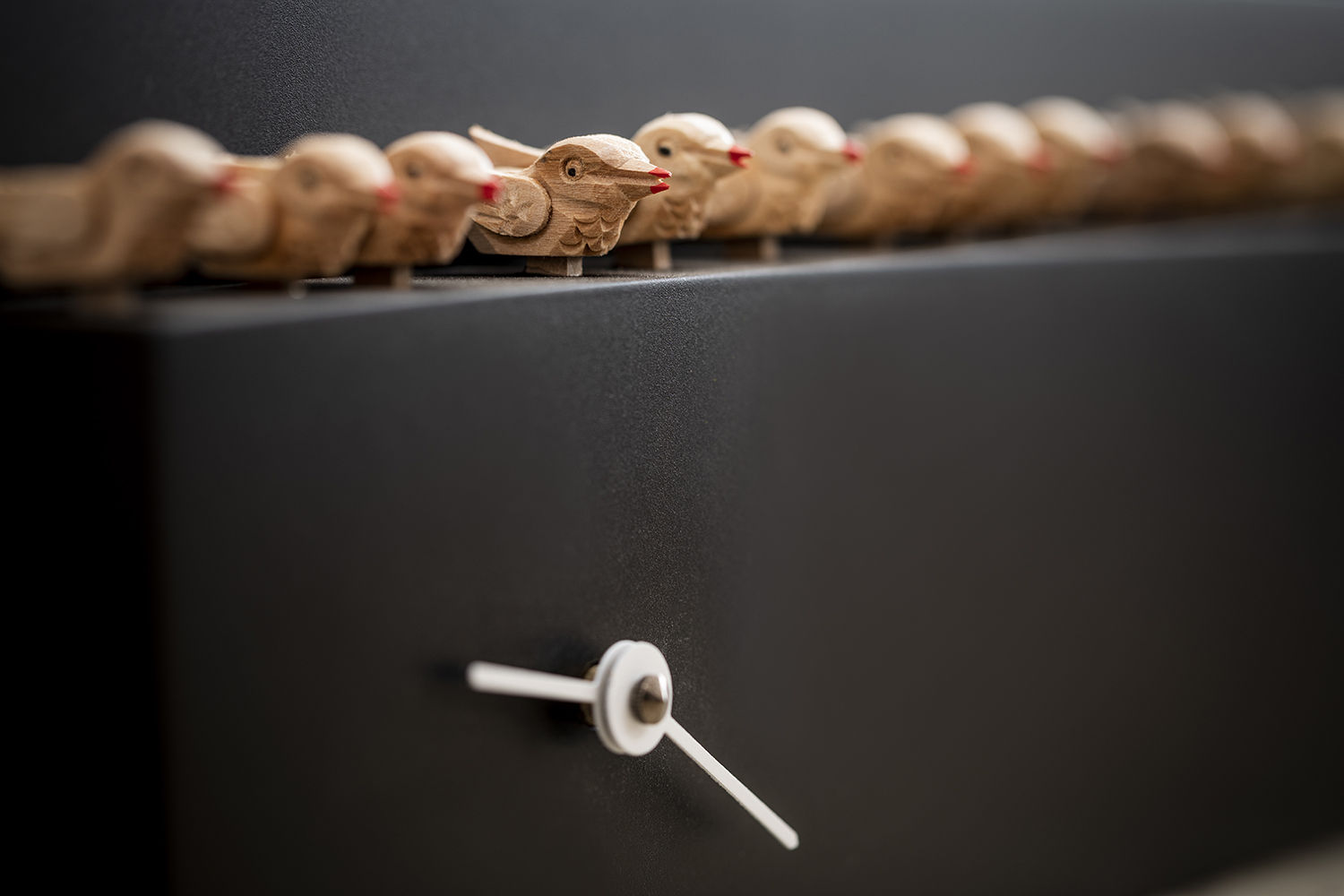Detalle de un reloj de cuco, un producto artesanal de Progetti Ltd.