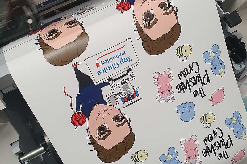 Imagen de los propietarios de la empresa, Andrea y Simone, con su impresora Roland DG