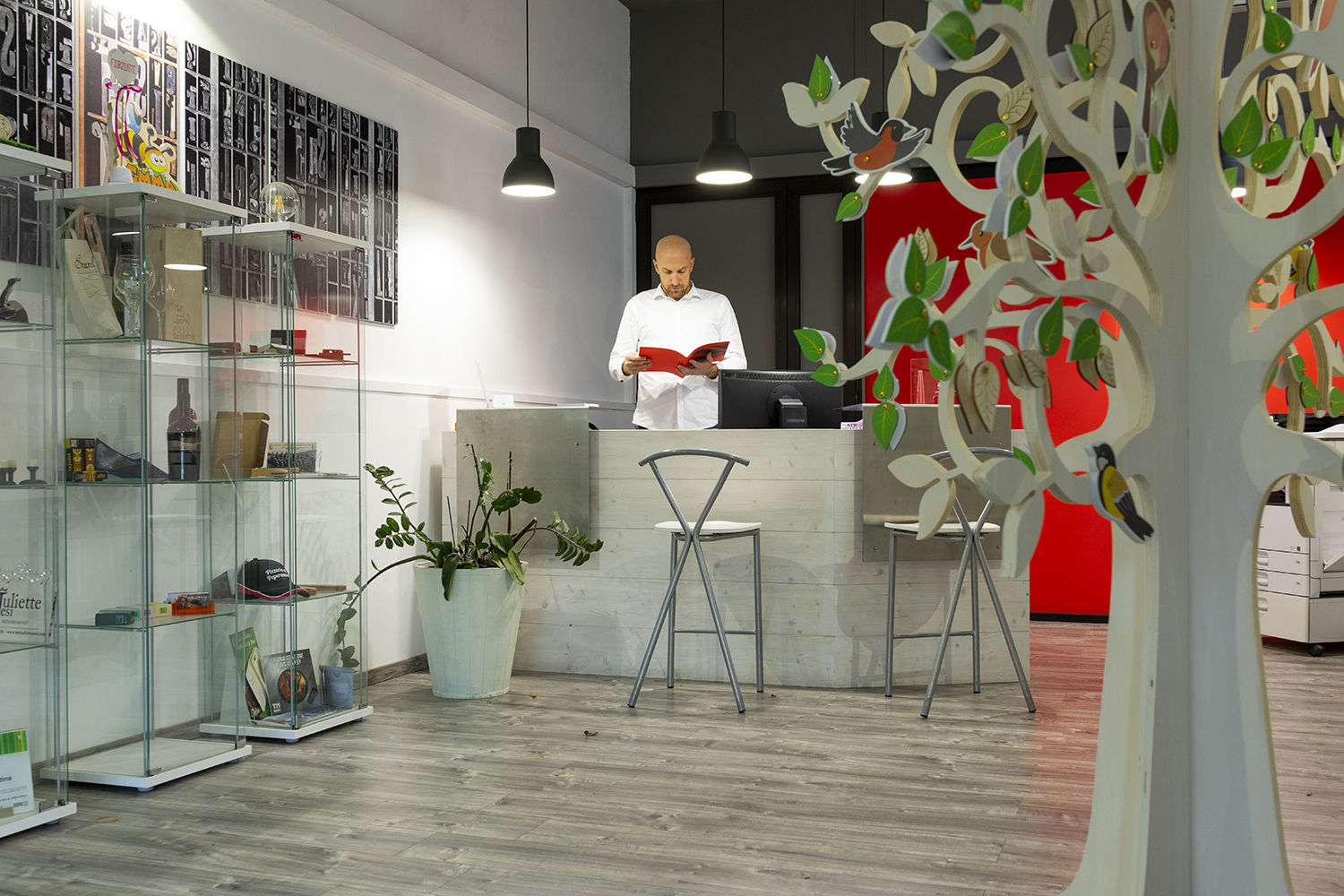 Gianluca Mazzarini, in his workplace, between creative applications and new inspirations.