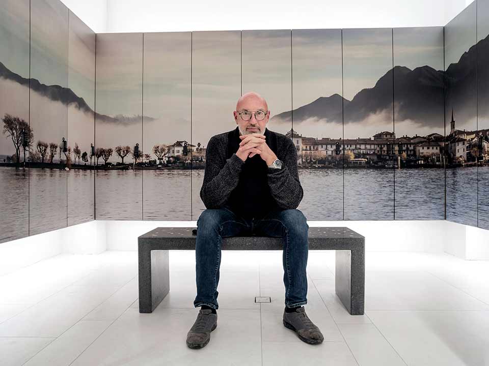 Le photographe Walter Zerla, entouré de ses panneaux photo réalisés avec l’imprimante UV à plat Roland LEC2 S pour un spa exclusif à Stresa, sur le Lac Majeur.