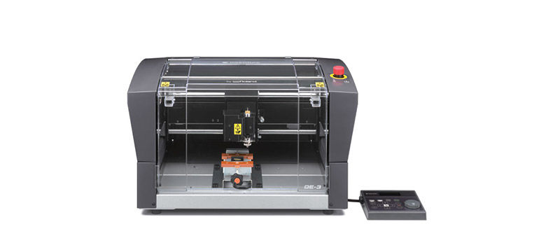 Roland DE-3 Desktop-Graviermaschine