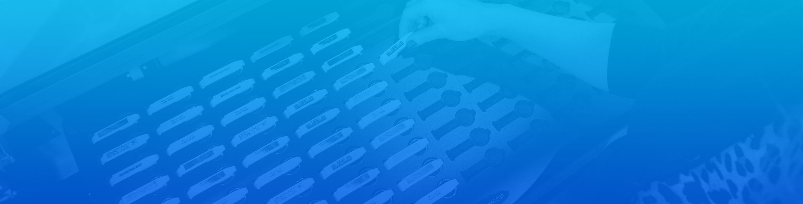 USB-sticks die in een mal worden geplaatst en klaar zijn om te worden geprint met UV-licht