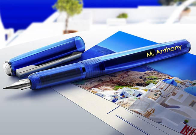 stylo plume bleu avec nom décoré à la feuilles d'or