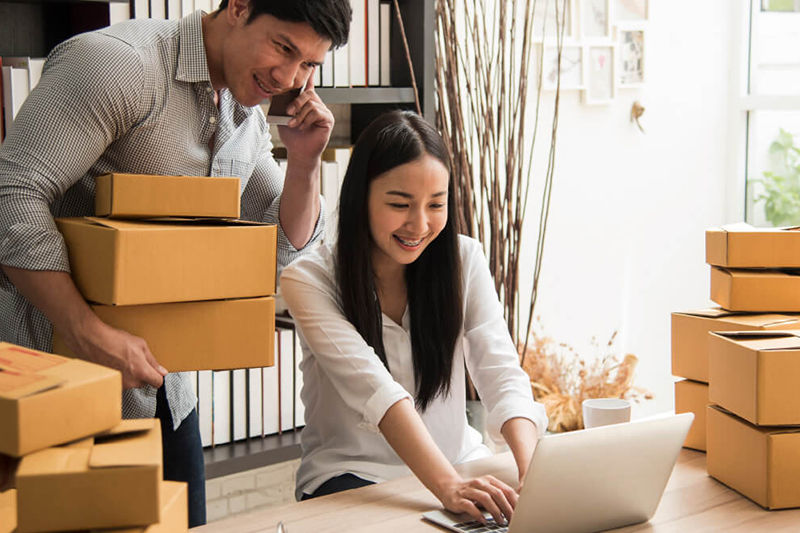 Proprietari di attività in casa che controllano ordini