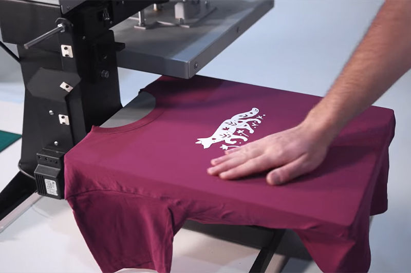 Presse à chaud d’une image sur un t-shirt