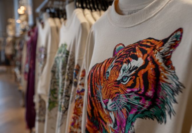 Grande plano de um design impresso numa t-shirt numa loja de vestuário