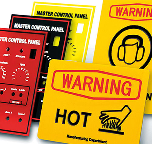 Industriële labels en borden gegraveerd met de DE-3 desktop graveermachine