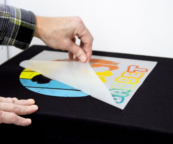 Presionando con calor el diseño sobre la camiseta