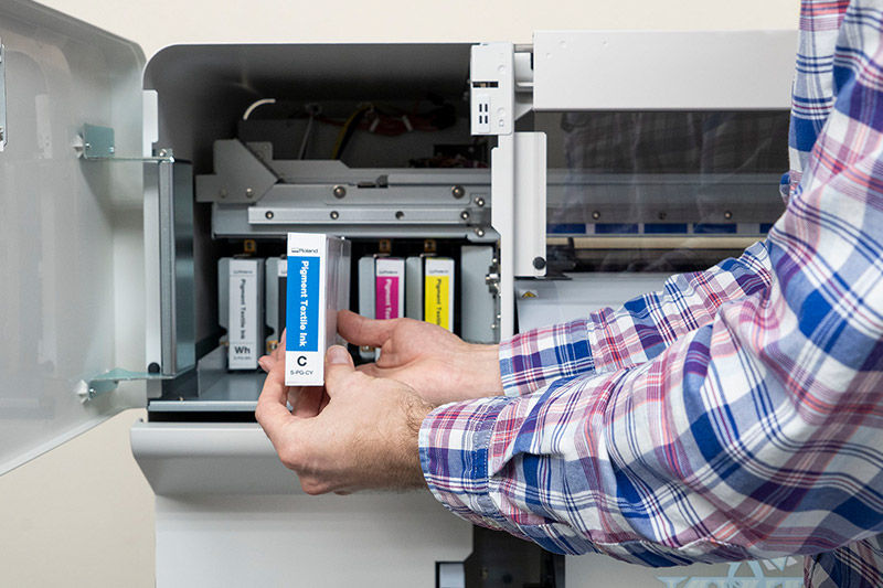 Frau am Computer neben BY-20